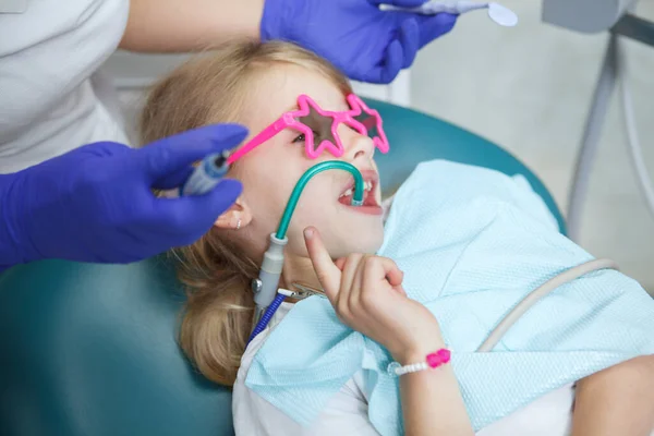 Primo Piano Una Bambina Divertente Che Riceve Controllo Dentale Dentista — Foto Stock