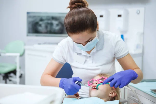 Dentista Femminile Che Cura Denti Una Paziente Infantile Nella Sua — Foto Stock