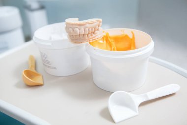 Diş hekiminde macun kavanozlarını ve çene modelini kapat