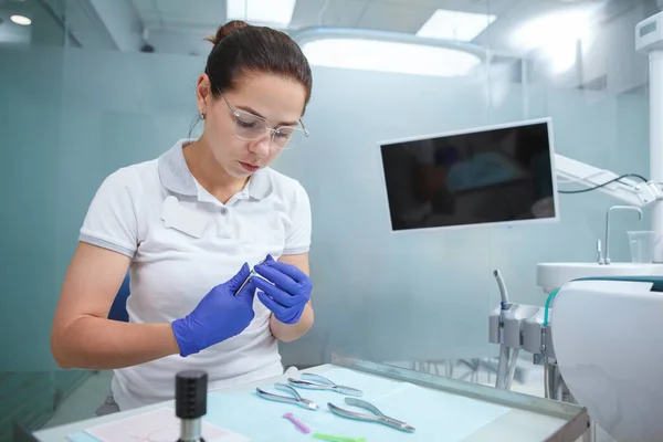 Dentista Profissional Preparando Suas Ferramentas Para Tratamento Dentário Paciente — Fotografia de Stock