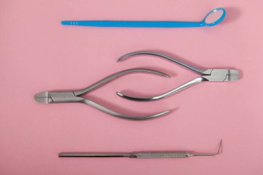 Pembe arka planda dişçi ve diş hekimlerinin üst görünümü