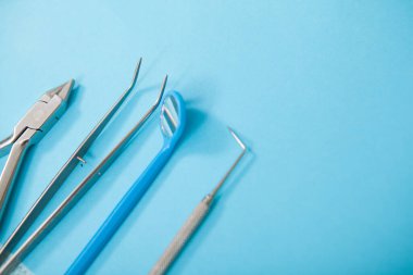 Steril diş hekimlerinin mavi arkaplan üzerindeki araçlarını kapat, boşluğu kopyala