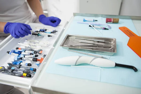 Tiro Recortado Dentista Profissional Usando Instrumentos Odontológicos Clínica — Fotografia de Stock