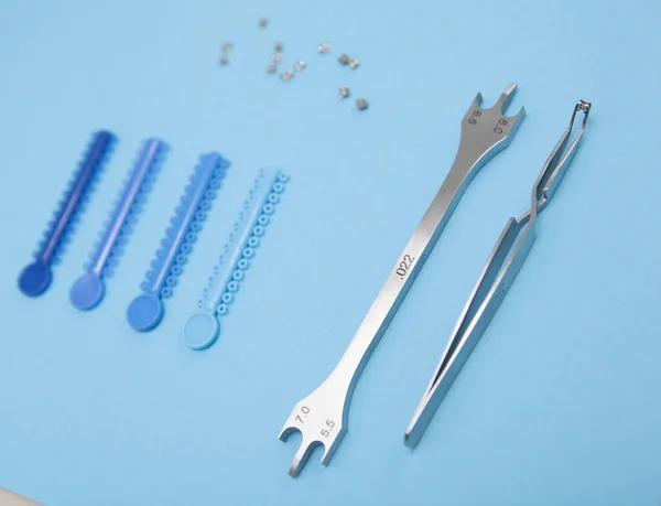 Brackets Azules Elásticos Herramientas Dentales Sobre Fondo Azul — Foto de Stock