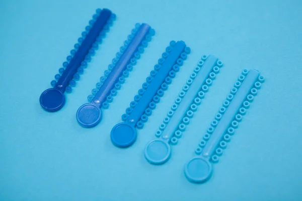 Primer Plano Los Diferentes Tonos Los Frenos Dentales Azules Bandas — Foto de Stock