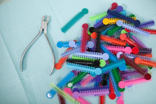 Primer Plano Muchas Correas Colores Bandas Elásticas Instrumento Dentistas Sobre — Foto de Stock