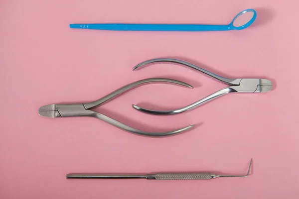Vista Superior Cerca Pinzas Dentales Instrumentos Dentistas Sobre Fondo Rosa — Foto de Stock