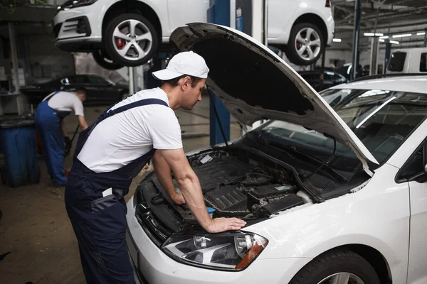 Técnico Experimentado Del Coche Que Mira Debajo Capucha Coche Garaje —  Fotos de Stock