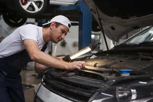 Reparador Carro Olhando Sob Capô Carro Sua Garagem — Fotografia de Stock