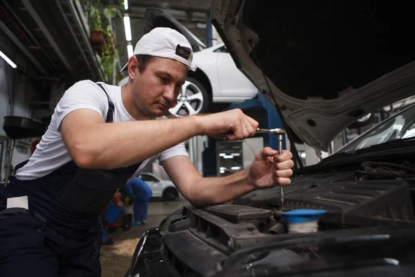 Mecánico Profesional Reparación Automóviles Estación Servicio Automóviles —  Fotos de Stock