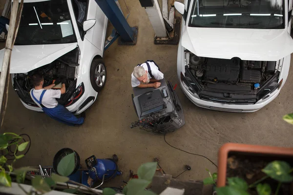 Top View Shot Car Mechanic Two Cars Open Hoods Workshop — Stock Photo, Image