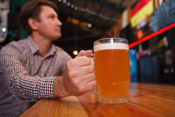 Selektiver Fokus Auf Bierglas Der Hand Eines Mannes Der Kneipe — Stockfoto