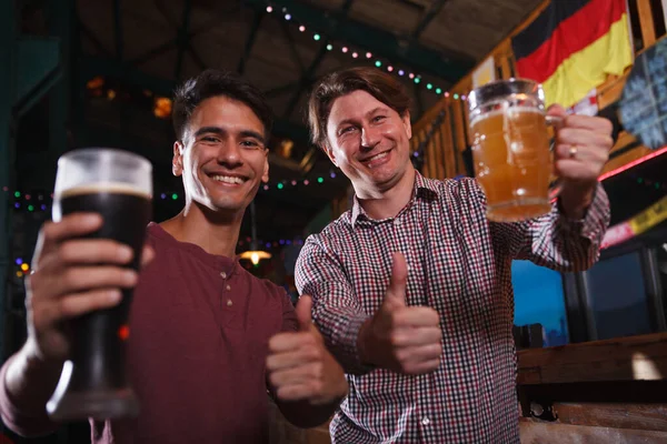Счастливые Мужчины Друзья Показывающие Большие Пальцы Вверх Пьющие Пиво Пабе — стоковое фото