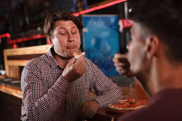 Volwassen Man Genieten Van Eten Heerlijke Pizza Met Zijn Vriend — Stockfoto