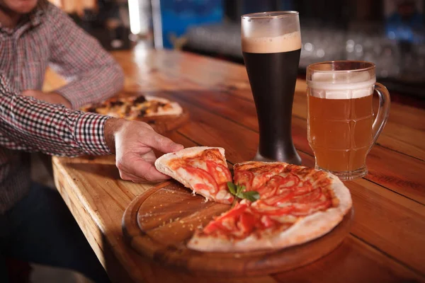 Felismerhetetlen Férfi Pizzát Eszik Sörözőben — Stock Fotó