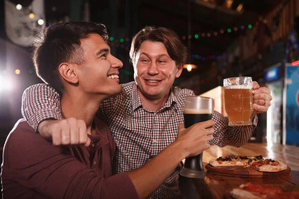Fröhlicher Männerfreund Umarmt Feiert Bierkneipe — Stockfoto