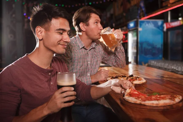 Boldog Fiatalember Sörözik Pizzázik Barátjával Bárban — Stock Fotó