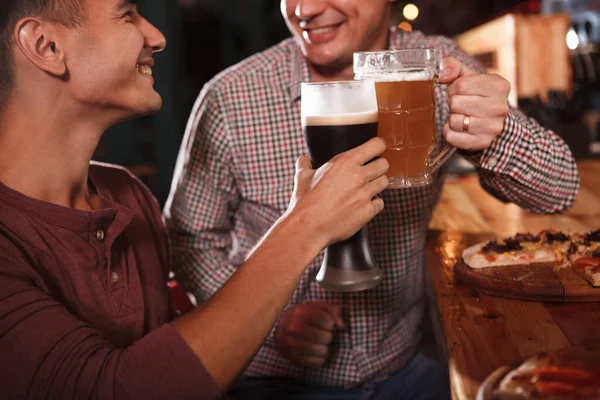 Gehakt Shot Van Vrolijke Mannelijke Vrienden Klinkende Bierglazen Vieren Aan — Stockfoto