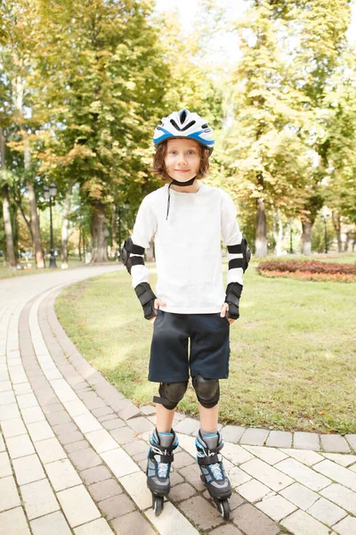 Tiro Vertical Cuerpo Entero Niño Encantador Con Patines Protectores Casco —  Fotos de Stock