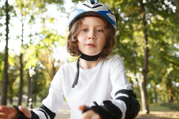 Schöner Kleiner Junge Trägt Skateboards Und Helm Freien — Stockfoto