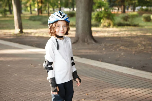 Encantador Niño Con Patinaje Equipo Protección Casco Parque Espacio Copia —  Fotos de Stock