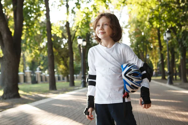 Encantador Joven Que Lleva Casco Después Patinar Parque —  Fotos de Stock