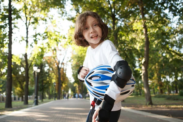 Lindo Chico Divertido Haciendo Caras Llevando Casco Después Patinar Parque —  Fotos de Stock