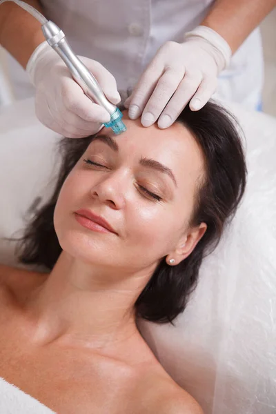 Vertical Close Woman Enjoying Hydra Pores Cleaning Procedure Cosmetician — Stock Photo, Image