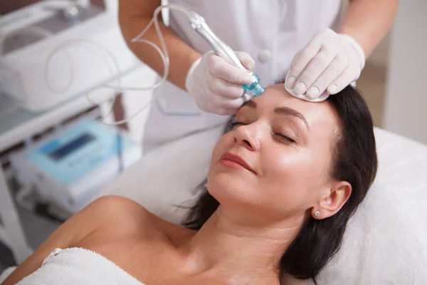 Mujer Madura Disfrutando Conseguir Hidra Facial Poro Limpiar Por Esteticista — Foto de Stock