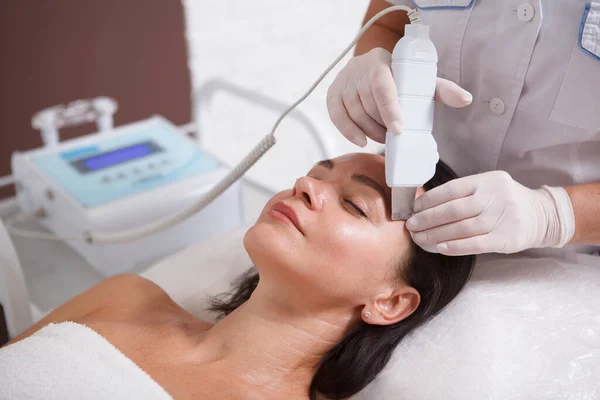 Kosmetikerin Mit Ultraschall Gesichtspflege Für Reife Frau — Stockfoto