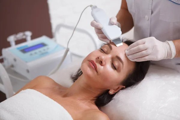 Primo Piano Una Donna Matura Ottenere Peeling Facciale Ultrasuoni Spazio — Foto Stock