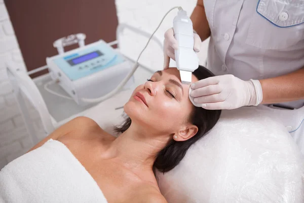 Beautician Working Doing Ultrasound Peeling Facial Treatment Female Client — Stock Photo, Image