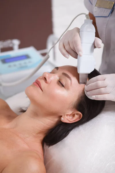 Vertical Cortado Perto Uma Mulher Recebendo Procedimento Facial Ultra Sônico — Fotografia de Stock