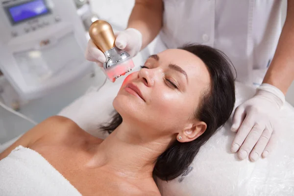 Close Uma Mulher Madura Desfrutando Tratamento Facial Lifting Clínica Beleza — Fotografia de Stock