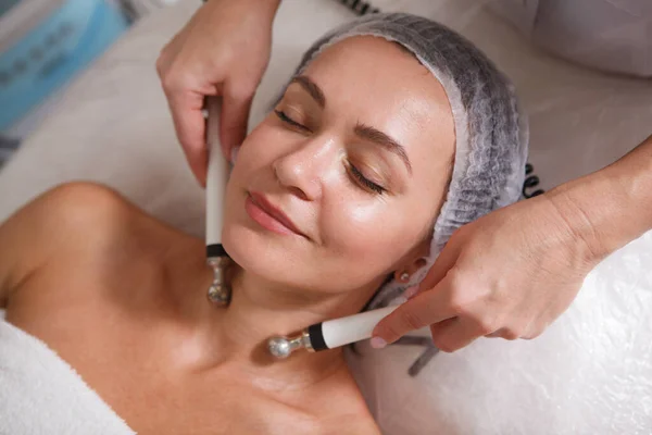 Charming Happy Mature Woman Smiling Getting Microcurrent Skincare Treatment Her — Stock Photo, Image