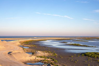 Markermeer 'de bulunan İşaretçi Wadden, Hollanda' da bir göl, sulak arazi, mavi bulutlu gökyüzü.