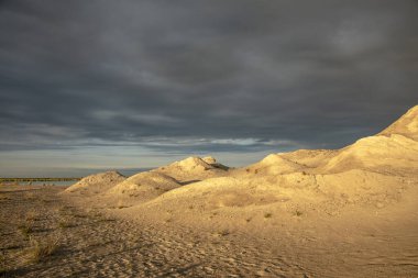 Gece Marker Wadden 'daki kum tepelerinde gün batımı. Hollanda 'da insan yapımı takımadaların geliştirilmesi sürüyor.