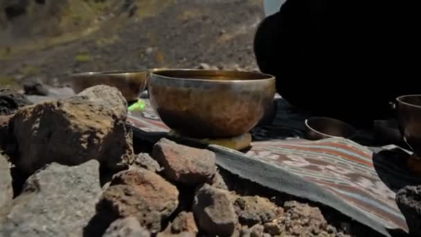 Jovem Asiático Jogando Tibedt Cantando Copos Cobre Uma Montanha Visualização — Vídeo de Stock