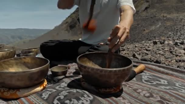 Tibedt Çalan Genç Bir Asyalı Doğadaki Bir Dağda Bakır Bardaklar — Stok video