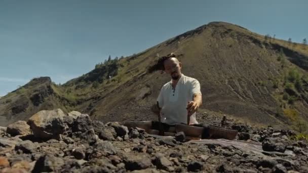 Jovem Asiático Jogando Tibedt Cantando Copos Cobre Uma Montanha Visualização — Vídeo de Stock