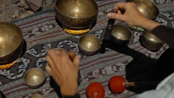 Joven Asiático Jugando Tibedt Cantando Copas Cobre Una Montaña Observación — Vídeo de stock