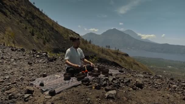 Joven Asiático Jugando Tibedt Cantando Copas Cobre Una Montaña Observación — Vídeo de stock