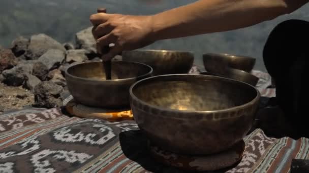 Egy Fiatal Ázsiai Srác Aki Rézpoharakat Énekel Természetben — Stock videók