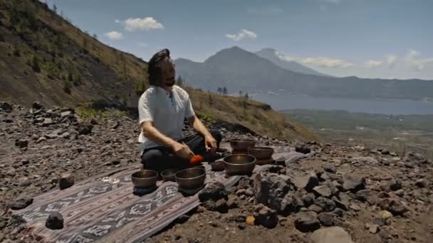 Jovem Asiático Jogando Tibedt Cantando Copos Cobre Uma Montanha Visualização — Vídeo de Stock