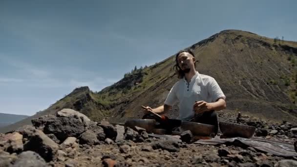 Seorang Pemuda Asia Bermain Tibedt Menyanyikan Cangkir Tembaga Gunung Melihat — Stok Video
