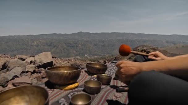 Ένας Νεαρός Ασιάτης Παίζει Τίμπεντ Τραγουδώντας Χάλκινα Ποτήρια Ένα Βουνό — Αρχείο Βίντεο