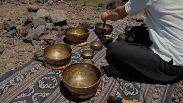 Jovem Asiático Jogando Tibedt Cantando Copos Cobre Uma Montanha Visualização — Vídeo de Stock