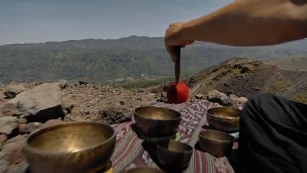 Ein Junger Asiate Spielt Tibet Und Singt Kupferbecher Auf Einem — Stockvideo