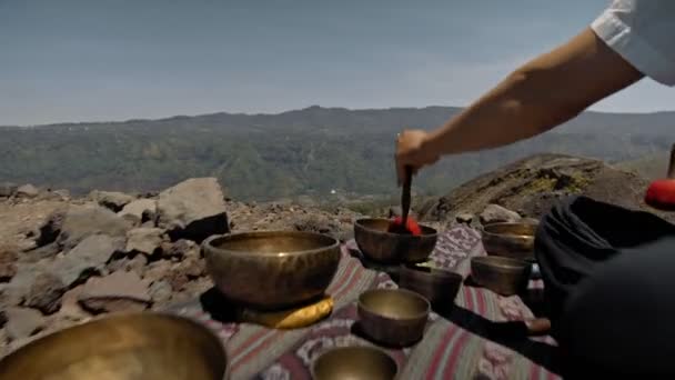 Молодой Азиат Играющий Тибедта Поет Медные Чашки Смотровой Горе Природе — стоковое видео