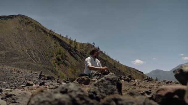 Jovem Asiático Jogando Tibedt Cantando Copos Cobre Uma Montanha Visualização — Vídeo de Stock